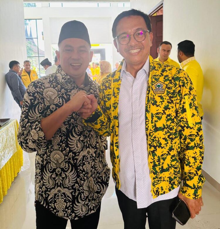 DPD Golkar Undang H. Suherman 1 H. Suherman foto bersama Ketua DPD Golkar Sumbar Khairunas. (chandra antoni)