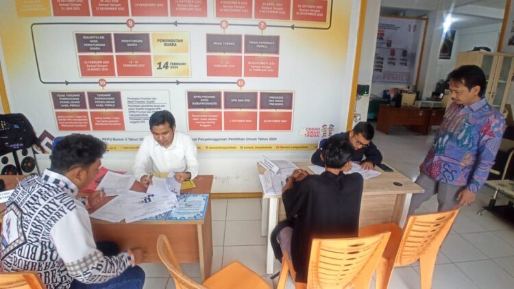 8 Mantan Pamwascam Tak Lolos Evaluasi Kinerja 1 TIDAK LOLOS— Delapan mantan Panitia Pengawas Kecamatan (PPK) dalam Pileg yang digelar 14 Februari lalu tidak lolos evaluasi kinerja.