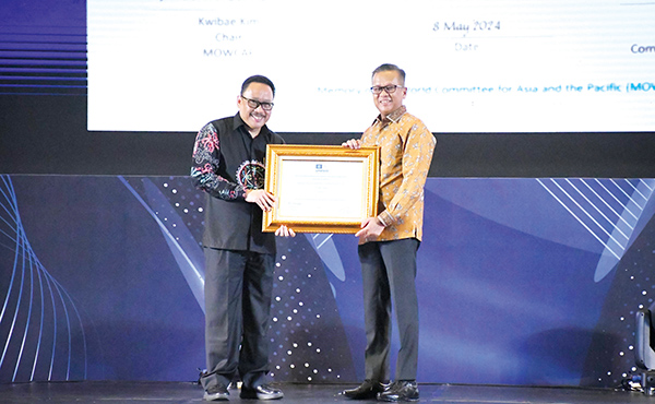 ANRI Serahkan Sertifikat MOWCAP Arsip Indarung I ke PT Semen Padang 1 TERIMA SERTIFIKAT MOWCAP— Dirut Utama PT Semen Padang Indrieffouny Indra (kanan) menerima Sertifikat MOWCAP dari UNESCO yang diserahkan oleh Pelaksana Tugas Kepala ANRI Imam Gunarto, Rabu (29/5). Sertifikat tersebut diserahkan dalam acara Puncak Hari Kearsipan Nasional ke - 53 yang digelar di Samarinda.