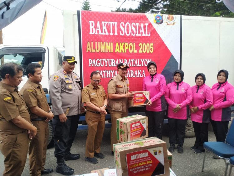 SERAHKAN BANTUAN— Kapolres Padang Panjang, AKBP. Kartyana Widyarso Wardoyo Putro, SIK. MAP, serahkan bantuan pada Pelaksana Harian (Plh) Wali Kota, Dr. Winarno, M.E.