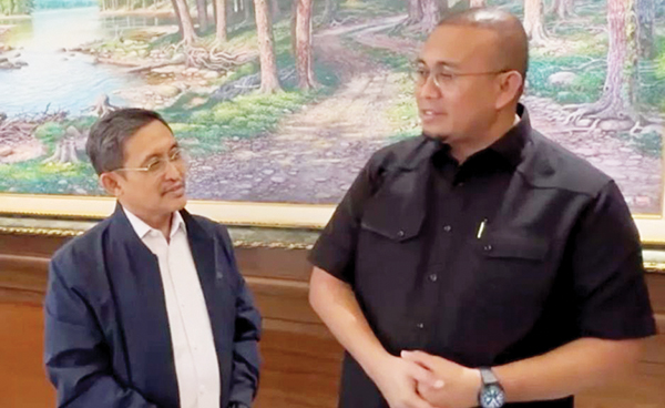 HK BANTU ALAT BERAT— Anggota DPR RI H Andre Rosiade, bertemu dengan Direktur Operasional III PT Huata Karya (HK), Koentjoro, Senin (13/5) siang, untuk memastikan HK membantu mengerahkan alat berat ke lokasi terdampak banjir bandang akibat lahar dingin Gunung Marapi.