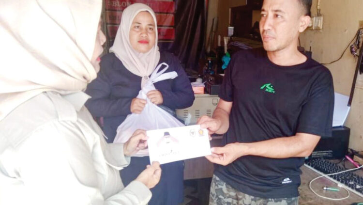 PENYERAHAN BANTUAN—Tim dari Ketua DPD Partai Gerindra Sumbar Andre Rosiade, Rabu (8/5). mengantarkan bantuan langsung tunai (BLT) dan paket sembako, kepada Arifal Fitra (40), tukang sablon di Surau Gadang, Kecamatan Nanggalo, Rabu (8/5).