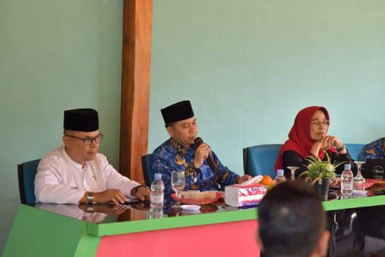 Pj Wako Pimpin Rapat, Audiensi Dengarkan Aspirasi Kepala Desa 1 SAMBUTAN—Penjabat (Pj) Wali Kota Sawahlunto Fauzan Hasan didampingi Sekretaris Daerah Ambun Kadri berikan sambutan saat rapat bersama Forum Koordinasi kepala desa.
