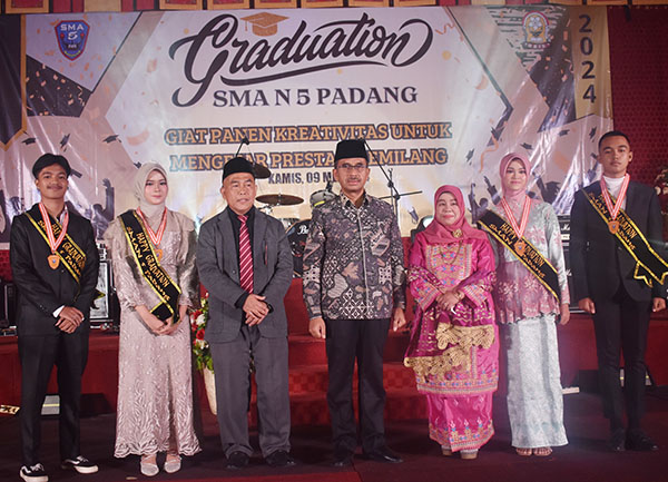 SMAN 5 Padang Lepas 373 Siswa 1 PERPISAHAN SEKILAH— Kepala SMAN 5 Padang Azwarman, didampingi Kepala Dinas Pendidikan Provinsi Sumbar Barlius foto bersama dengan siswa dan siswi Kelas XII, usai penyerahan piagam tanda ketamatan dari sekolah.