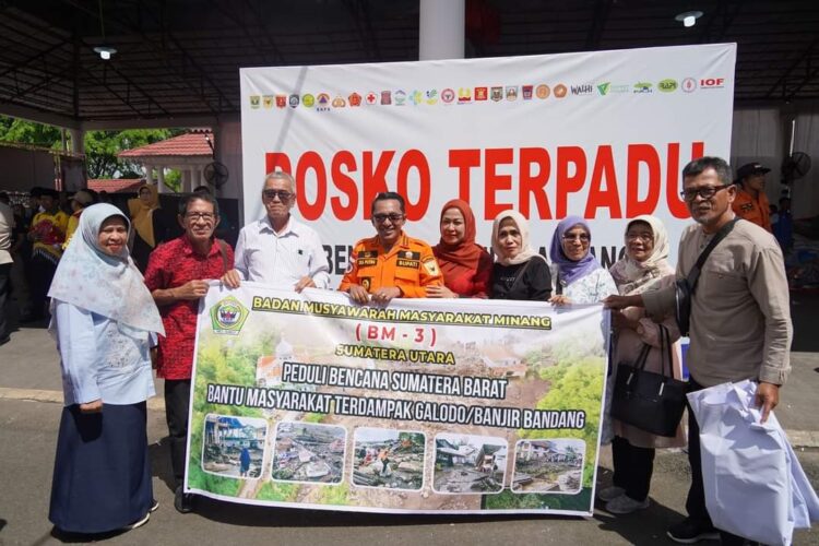 BM 3 Sumut Berikan Santunan untuk Ahli Waris 1 SERAHKAN SANTUNAN—Badan Musyawarah Masyarakat Minang Sumatera Utara (BM 3 Sumut) serahkan bantuan untuk korban terdampak di Tanah Datar. Bantuan diserahkan Ketua BM 3 Sumut H. M. Yunan Sirhan.