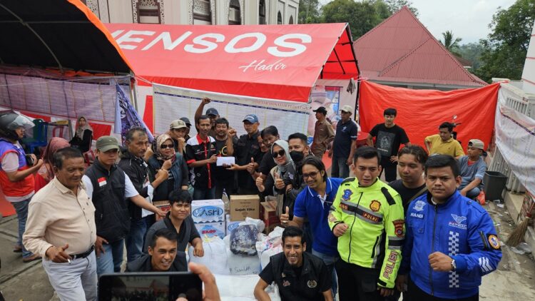 SERAHKAN BANTUAN—BW Luak Limo Puluah menyerahkan bantuan di salah satu titik bencana di Tanah Datar.