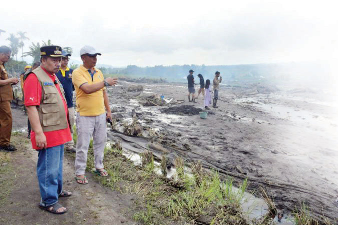 Banjir Lahar Dingin Rusak Ratusan Hektare Lahan Pertanian 1 TINJAU AREAL PERTANIAN— Bupati Agam Andri Warman saat meninjau dampak banjir lahar dingin yang merusak areal pertanian masyarakat.