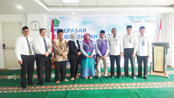 Bank Nagari Lepas Nasabah ke Tanah Suci 1 PELEPASAN NASABAH BERNAGKAT HAJI— Bank Nagari melepas secara simbolis nasabah yang berangkat ke Tanah Suci tahun 2024, Selasa (7/5), di Aula Lantai IV Kantor Pusat Bank Nagari.
