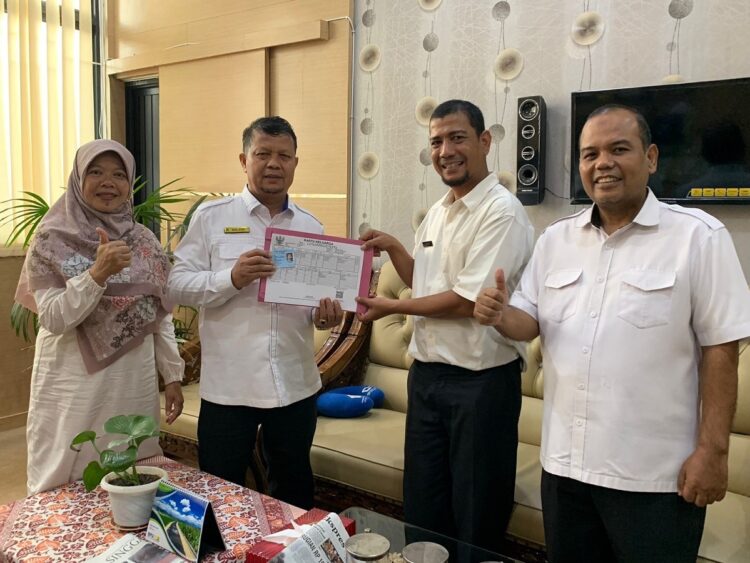 Bantu Warga Terlantar, Pemko Payakumbuh Cepat Tanggap 1 SELESAIKAN ADMINISTRASI— Kepala Disdukcapil Wal Asri saat menyelesaikan administrasi kependudukan warga terlantar.