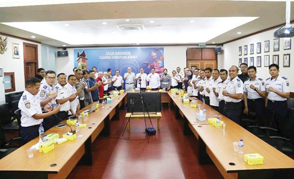 BPTD Kelas II Sumbar Gelar Rakor dan Rampcheck, Banyak Bus Pariwisata Tidak Miliki Izin Operasi 1 RAPAT KOORDINASI— Kepala BPTD Kelas II Provinsi Sumbar, Muhammad Majid bersama Kepala Dishub Sumbar, Dedi Diantolani dan Kepala PT Jasa Raharja (Persero) Cabang Sumbar saat rapat koordinasi, di Aula PT Jasa Raharja Cabang Sumbar.