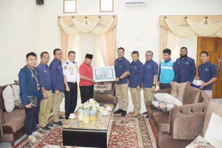 PENGHARGAAN— Manager UP3 Bukittinggi Rudi Kamiri menyerahkan piagam penghargaan kepada Bupati Agam atas partisipasi dalam pelunasan tagihan listrik Penerangan Jalan Umum (PJU) tepat waktu bulan Desember Tahun 2023, Selasa (30/4).
