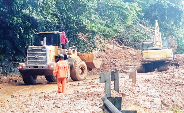 EVAKUASI METERIAL LONGSOR— PT Semen Padang menurunkan Tim Reaksi Cepat (TRC) dan satu unit berat jenis loader untuk membersihkan material longsor yang menimbun jalur di sekitar Sitinjau Lauik, beberapa waktu lalu.