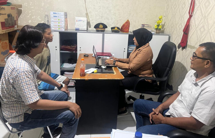 Bejat! Ayah Cabuli Putri Kandung Berusia 3 Tahun 1 CABUL— Pelaku TZ (27) yang tega mencabuli putri kandungnya diamankan
di Polresta Padang usai ditangkap.