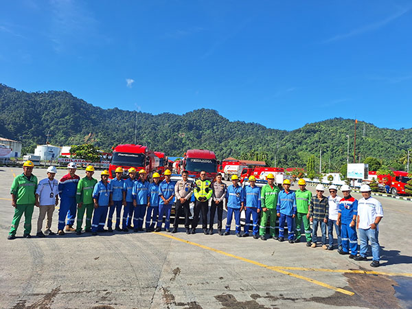 MEMASTIKAN--Pertamina Patra Niaga Sumatera Barat memastikan, akan all out dalam memastikan stok BBM dan LPG di tengah bencana alam yang mengepung Ranah Minang. ist