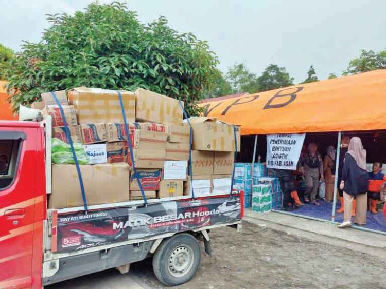 Semangat Kebersamaan dan Solidaritas, Berbagai Bantuan Berdatangan ke Lokasi Bencana 1 BANTUAN DATANG— Berbagai bantuan baik sembako maupun logistik berdatangan ke Posko Bukik Batabuah, lokasi yang menjadi salah satu wilayah terdampak banjir bandang.