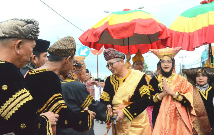 Hendri Septa Bergelar Datuak Alam Batuah Suku Caniago Sumagek 1 Wali Kota Padang Hendri Septa yang akan dilewakan sebagai Dt Alam Batuah Panghulu Suku Caniago menjalani prosesi pemasangan Saluak Panghulu oleh Ketua KAN Nan 20 Lubuk Begalung, H Admiral Dt Rajo Sampono, Jumat (3/5).