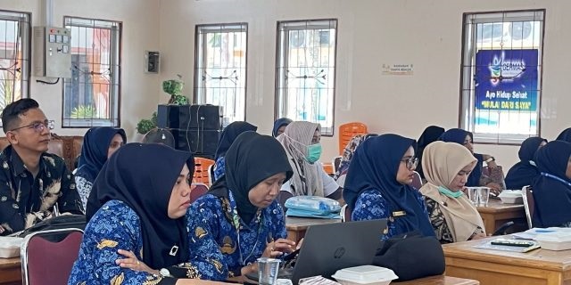 DLH Lakukan Tindaklanjut Terkait Sistem Kerja Baru 1 PERTEMUAN— Sekretaris, Kepala Bidang dan kepala UPTD Labor DLH saat menggelar pertemuan membahas Sistem Kerja Pada Instansi Pemerintah untuk Penyederhanaan Birokrasi.