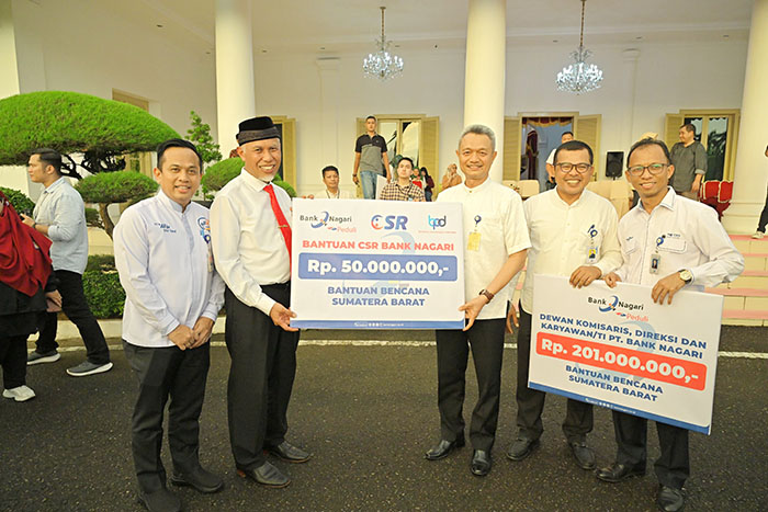 Bank Nagari Salurkan Bantuan Rp251 Juta untuk Korban Bencana Sumbar 1 PENYERAHAN BANTUAN— Foto bersama Pjs Dirut Bank Nagari Gusti Candra, unsur pimpinan Bank Nagari dan Gubernur Sumbar, usai penyerahan bantuan senilai Rp251 juta dari Bank Nagari, Jumat (17/5).