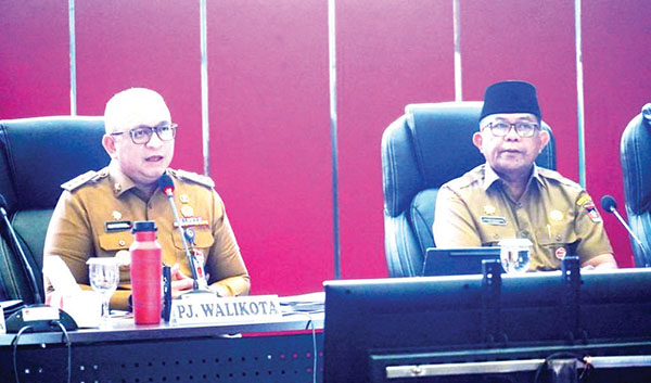 Berkurban Pemko Padang, 1 OPD 1 Sapi 1 PERSIAPAN IDUL ADHA—Pj Wali Kota Padang, Andree Algamar didampingi Plh Sekda Yosefriawan, memimpin rapat staff bulanan ASN Pemko Padang, di Balaikota Aiapacah. Salah satu rapat membahas persiapan Idul Adha 1445 Hijriah.