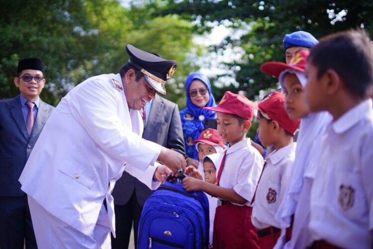 SALAMI—Bupati Suhatri Bur usai jadi Irup, salami murid SD.