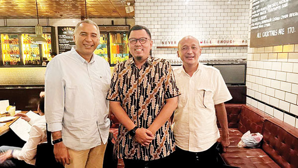 Bikin Naik Kelas Kota Padang, Braditi Moulevey Siap Realisasikan TPST hingga Rumah Sakit dan Pusat Kuliner Premium 1 INVESTASI EKONOMI— Braditi Moulevey (tengah) didampingi Ketua KADIN Sumbar, Buchari Bachter (kanan) dan Tim Investasi, Pembangunan dan Ekonomi Braditi Moulevey, Reza Chatab (kiri) dalam pertemuan beberapa waktu lalu.