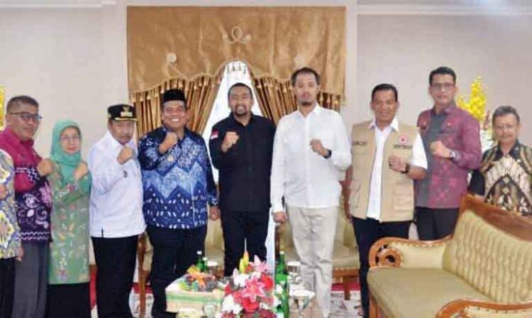 RAPAT KOORDINASI— Bupati Agam, Dr H Andri Warman MM hadiri rapat koordinasi terkait lanjutan pembangunan jalan tol Sicincin-Bukittinggi di Gedung VVIP Bandara International Minangkabau (BIM), 
Kamis (16/5).