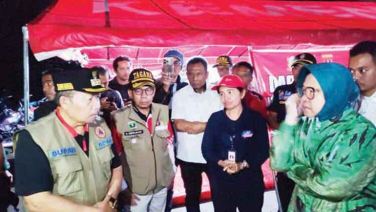 Bupati Agam Sambut Kunjungan Menteri Sosial, Tinjau Bencana Banjir Lahar Dingin 1 SAMBUT— Bupati Agam Andri Warman menyambut kedatangan Mensos RI Tri Rismaharini yang melakukan kunjungan kerja dalam rangka peninjauan dampak bencana banjir lahar dingin yang melanda wilayah Agam.