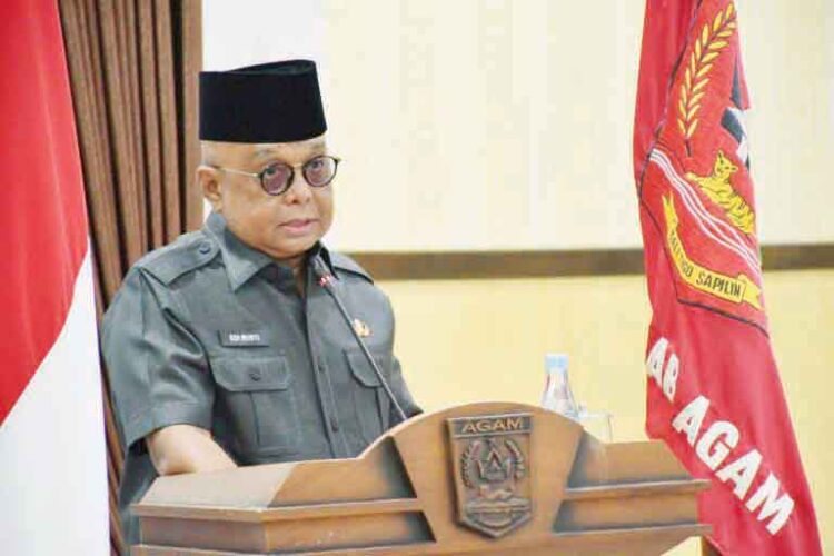 Ranperda RPJPD 2025-2045, Acuan Cakada Menyusun Visi Misi pada Pilkada 2024 1 SAMPAIKAN RPJPD— Sekdakab Agam Edi Busti saat menyampaikan nota penjelasan Ranperda tentang RPJPD Kabupaten Agam 2025-2045, dalam rapat paripurna di aula DPRD Agam,
Senin (6/5).