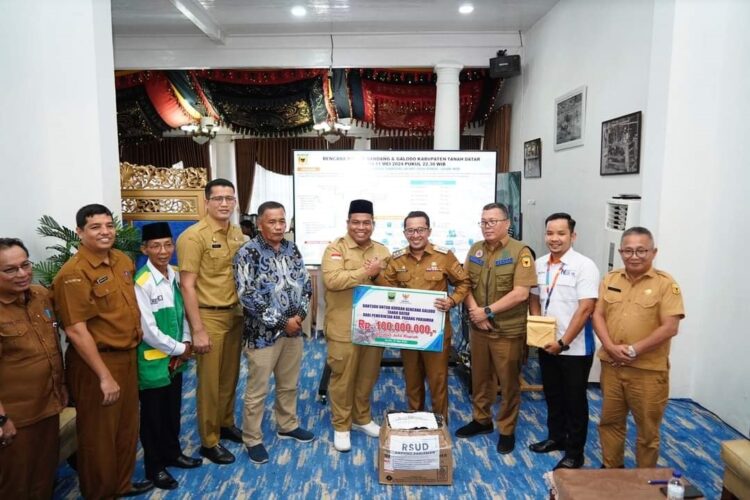 Bupati Padangpariaman Serahkan Bantuan Korban Banjir Bandang Tanahdatar 1 TERIMA BANTUAN— Bupati Eka Putra menerima bantuan untuk korban bencana yang langsung diserahkan Bupati Padangpariaman Suhatri Bur.