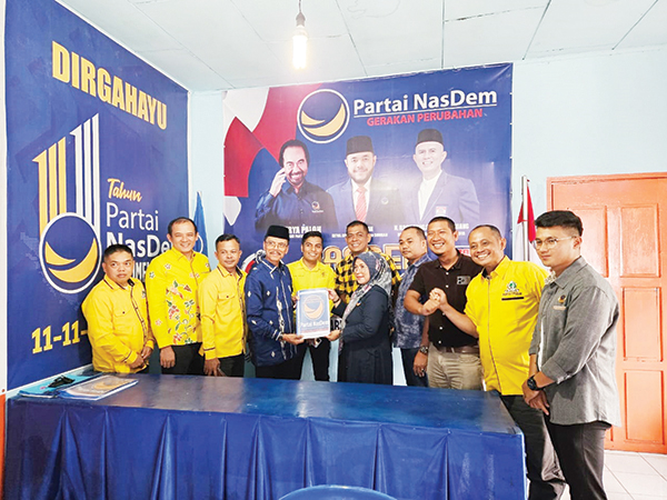 MENDAFTAR— Bupati Safaruddin saat mendaftar menjadi bakal calon bupati ke Partai NasDem Lima Puluh Kota, Senin (6/5).