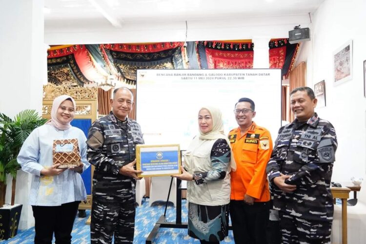 Terima Bantuan dari Pangkoarmada I, Bupati Eka Putra Berharap Prajurit Yonmarhanlan II Tetap Bertahan 1 BANTUAN—Panglima Komando Armada I (Pangkoarmada I) Laksamana Muda (Laksda) TNI Yoos Suryono didampingi Danlantamal II Laksamana Pertama TNI Syufenri serahkan bantuan padaKetua TP PKK Ny. Lise Eka Putra, Kamis (23/5) di Posko Utama Bencana di Indojolito Batusangkar.