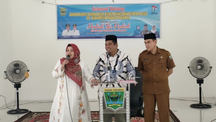 KEBERSAMAAN—Bupati Suhatri Bur bersama ibu Yusrita Suhatri Bur  menggelar   silaturahmi dan meningkatkan rasa kebersamaan antar pendidik dan tenaga kependidikan (PTK), Himpunan Pendidik dan Tenaga Kependidikan Anak Usia Dini (HIMPAUDI) Kabupaten Padangpariaman