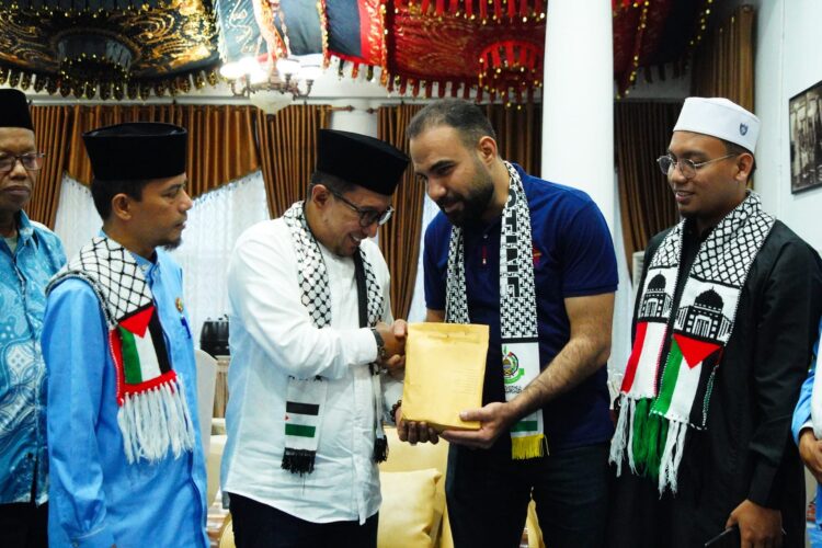 Bupati Tanah Datar Eka Putra SE. MM. menyerahkan bantuan sebesar Rp. 133 Juta untuk rakyat Palestina yang diterima oleh Abu Umar Al Faruq di Gedung Indo Jolito