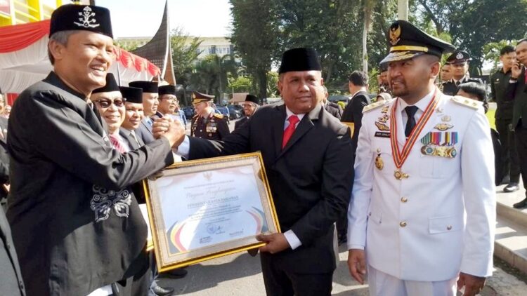 TERIMA PENGHARGAAN— Pj Wako Pariaman Roberia saat menerima penghargaan di Kantor Gubernur Sumatra Barat.