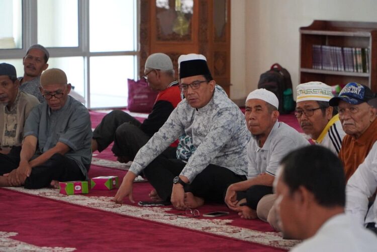 IKUT—Terlihat Pj  Wali Kota, Sonny Budaya Putra, A.P, M.Si bersama istri, Sri Hidayani, S.E, Ak juga akan menunaikan ibadah haji.