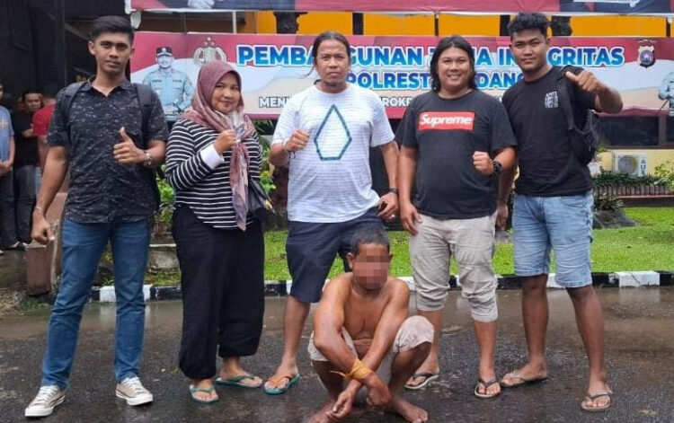 Ayah Biadab! 5 Kali Cabuli Putri Sendiri, Korban Pelajar SD Berusia 11 Tahun, Diancam Tak Diberi Jajan kalau Ngadu 1 CABUL—
Pelaku Rs (45) yang tega mencabuli putri kandungnya ditangkap jajaran Satreskrim Polresta Padang.