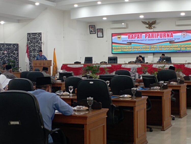 RAPAT PARIPURNA— DPRD Kabupaten Tanah Datar menggelar Rapat Paripurna Nota Penjelasan Bupati Tanah Datar terhadap Rancangan Peraturan Daerah (Raperda) Anggaran Pendapatan Belanja Daerah (APBD) Tahun Anggaran (TA) 2023 dan RPJD 2025-2045.