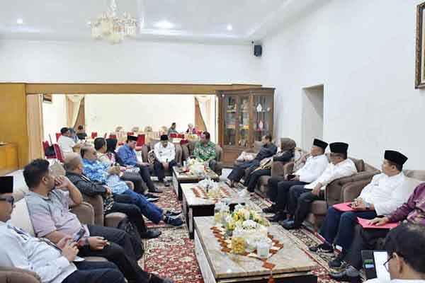 JEMPUT ASPIRASI— 
Komisi I Dewan Perwakilan Rakyat Daerah (DPRD) Provinsi Sumatera Barat jemput aspirasi Bupati Agam terkait pemekaran daerah Kabupaten Agam di Mess Pemda Belakang Balok, Bukittinggi, 
Jumat (3/5).