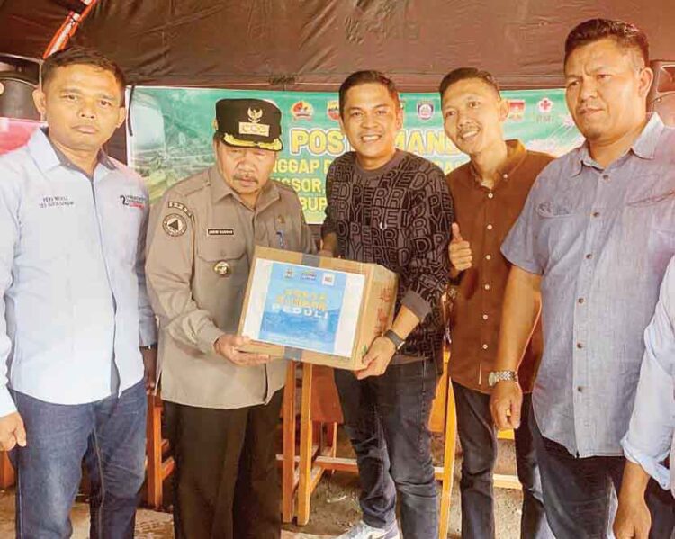 Di Posko Pengungsian Agam, Fanta 2.0 Bagikan Ribuan Pampers dan Kebutuhan Pokok Balita 1 SERAHKAN BANTUAN— Sekjen DPP Gigih Brani 08 Pusat Muhammad Bayu Vesky menyerahkan bantuan untuk korban terdampak bencana diterima oleh Bupati Agam
Andri Warman, Jumat (17/5).