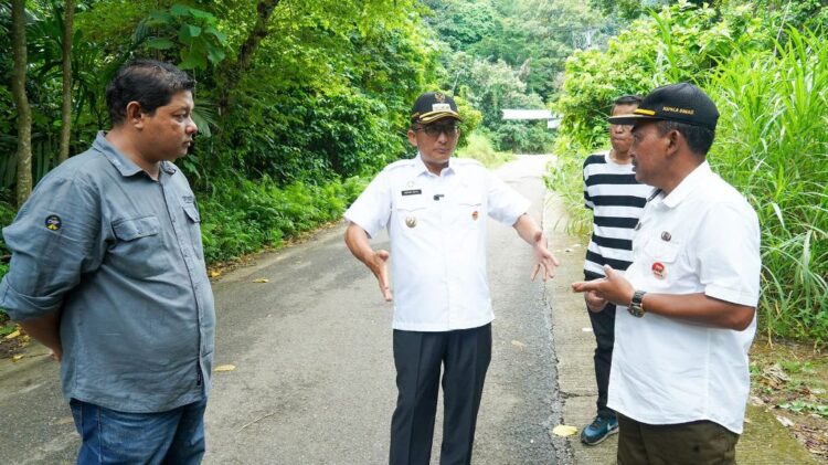 Di Penghujung Masa Jabatan, Wako Hendri Septa Boyong Dana Pusat Rp15 M untuk Rehab Jalan 1 JALAN RUSAK— Wali Kota Padang Hendri Septa yang didampingi Kepala Dinas PUPR Kota Padang Tri Hadiyanto melakukan peninjauan jalan rusak yang berada jalan utama Pantai Air Manis, Rabu (8/5).