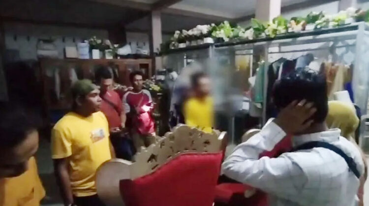 DITANGKAP— Polisi menangkap seorang guru olahraga di salah satu SD 
di Pariaman Timur Kota Pariaman.