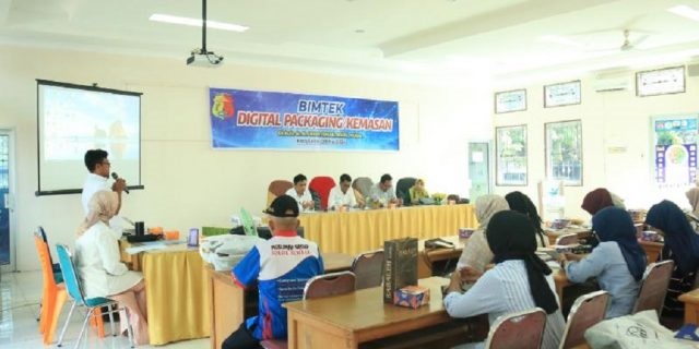 Digitalisasi Kemasan Produk UMKM Pengaruhi Pemasaran Produk, Kadisperindag: Desain Produk Terkesan Kurang Menarik 1 PELATIHANāPemko Solok saat berikan pelatihan dalam memasarkan produk bagi pelaku UMKM di Kota Solok.