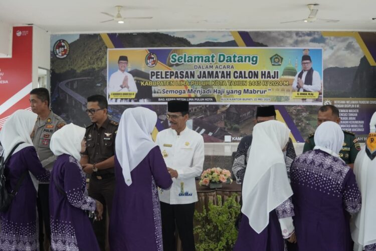 MENUJU TANAH SUCI—Bupati Lima Puluh Kota Safaruddin, Dt Bandaro Rajo, saat melepas jamaah haji Limapuluh Kota menuju Makkah.