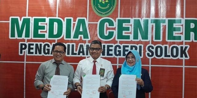 Penggunaan aplikasi Elektronik Delivery Penetapan, Disdukcapil Lakukan Kerjasama dengan PN Kota Solok 1 FOTO BERSAMA—Usai teken kerjasama Disdukcapil Kota Solok dengan Pengadilan Negri Kota Solok foto bersama.