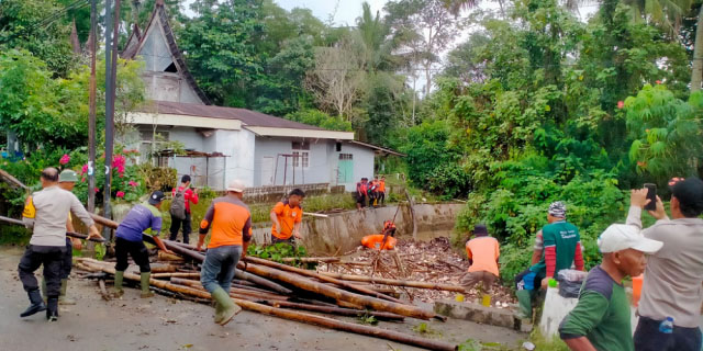 DLH, BPBD dan Masyarakat, Berkolaborasi Bersihkan Bantaran Sungai 1 BERSIHKAN BANTARAN SUNGAI— Dinas Lingkungan Hidup dan BPBD serta masyarakat Kota Solok dan relawan berkolaborasi membersihkan bantaran sungai.