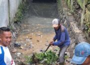 Curah Hujan Tinggi, DLH Bersihkan Selokan