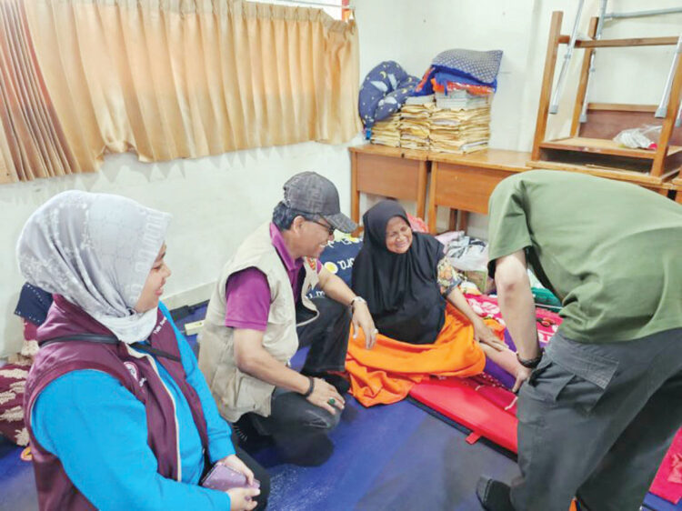 751 Korban Banjir Bandang Jalani Rawat Jalan 1 RAWAT JALAN— Dinkes Agam melakukan perawatan dengan metode rawat jalan terhadap korban banjir bandang.