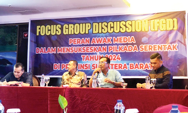 FGD Bersama di Sumbar, Polda Sumbar Ajak Media Sukseskan Pilkada Serentak 2024 1 FGD SUKSESKAN PILKADA— Sekretaris PWI Sumbar yang juga GM Harian POSMETRO PADANG, Firdaus Abie, Kasubdit I Dit Intelkam Polda Sumbar, AKBP Zulkafde, dan Ketua FWP-SB Sumbar Novrianto, dalam kegiatan FGD, Jumat (3/5) di salah satu hotel di Kota Padang.