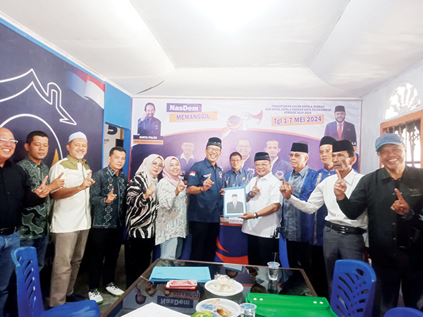 Didampingi Tokoh Berpengaruh Koto Nan Ompek, Haji Almaisyar Daftar ke Partai Nasdem 1 PENYERAHAN BERKAS PENCALONAN— Haji Almaisyar bersama sejumlah tokoh berpengaruh di Koto Nan Ompek, menyerahkan berkas pencalonan Walikota Payakumbuh ke DPD Partai Nasdem, Selasa (7/5) pagi.