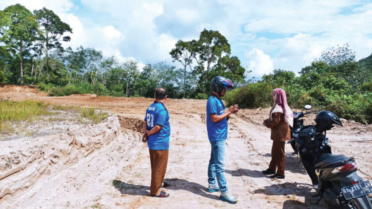 IDENTIFIKASI LAPANGAN— Tim Diskominfo Agam saat melakukan lapangan ke Nan Limo, Kecamatan Palupuh pada Selasa (28/5) untuk menyelidiki penyebab utama dari blankspot dan masalah sinyal yang sering terjadi di daerah tersebut.